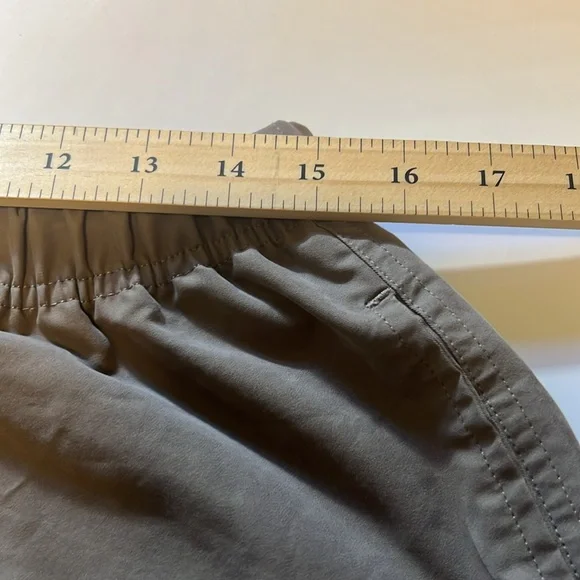 Fear of God Essentials Shorts Taupe Gray Size Medium Drawstring Waist Streetwear